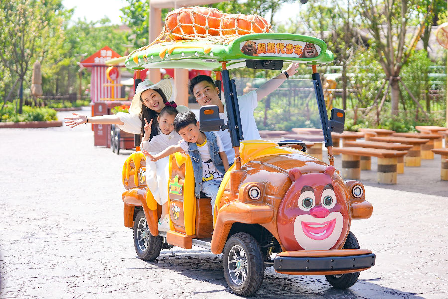 8游客歡樂暢玩園區(qū).jpg